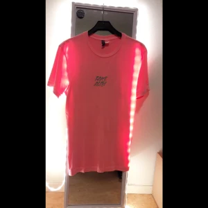  - Tröja från HM som är som helt ny då jag aldrig använt den. Är korallrosa med neongrönt + lila märke fram och bak Köparen står för frakt  Kan mötas upp i Norrköping 