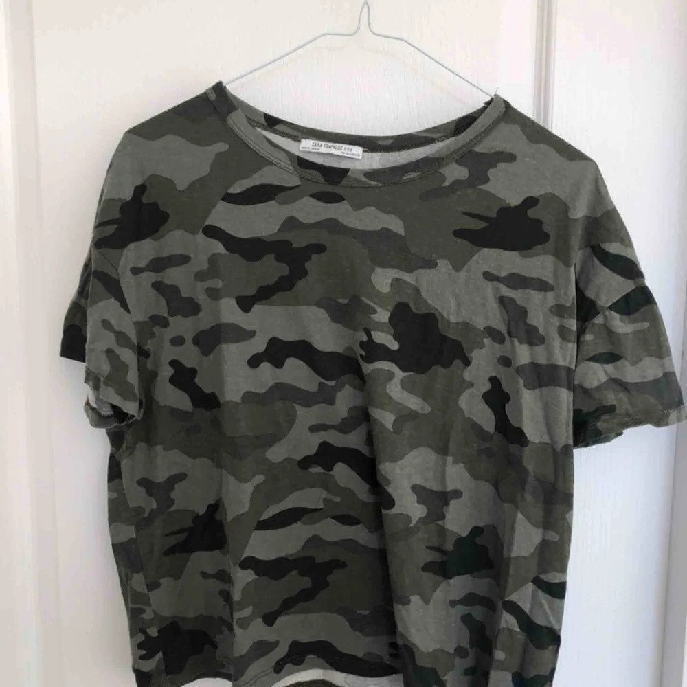 T-shirt i militär mönster, nyskick!. T-shirts.