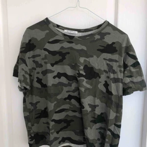  - T-shirt i militär mönster, nyskick!