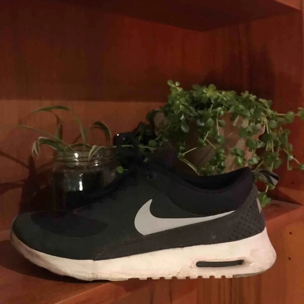 Skor från Nike, i modellen Thea. Storleken i skon är 38 men de är små i storlekarna. Hälarna på skorna är även lite skavda. 👟. Skor.
