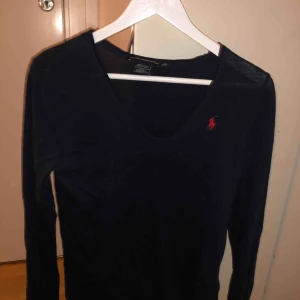  - En marinblå v-ringad tröja från Ralph lauren! Nästan aldrog använd. Storlek M men skulle säga att den är mer XS/S. Frakt 40kr