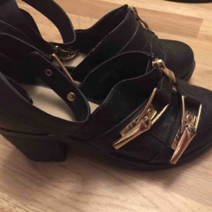  - Coola skor från Nelly. OBS! Säljer endast till personer som kan ta sig till Helsingborg för att köpa, skickar inget via post.