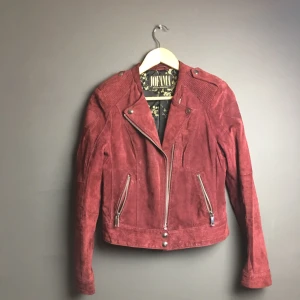  - Vinröd Jacka i mocka från Jofama by Marie Sernholt. Storlek 38