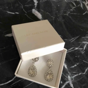  - Örhängen från Lily & Rose, 200kr plus frakt.