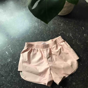  - Ljusrosa skinnshorts (inte äkta skinn!!) ifrån Terranova i storlek S. Superfina. Frakt 50kr.