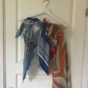  - Scarves av olika färger och storlekar! Utmärkt för ex håret :) 20 kr/st för alla utom den stora, den går på 30 :) köpare betalar frakt, annars möts vi i umeå!