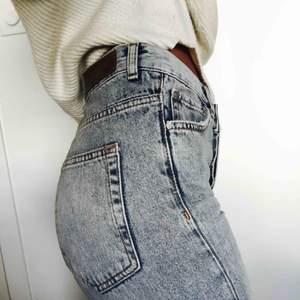 Supersuper snygga högmidjade jeans inköpta förra året för ca 600kr. Jeansen har en rak form med flare och vita fransar vid byxans slut. Jag upplever att byxorna är för korta för mig. Bra skick använda ca 3 gånger! Frakt 20kr