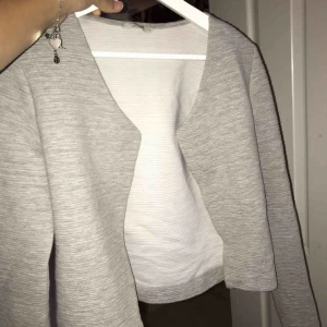  - Kortare kofta från Only. Säljer pga inte min stil längre. Knappt använd. Frakten ingår i priset