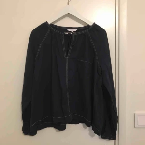  - Oanvänd mörkblå blus från Other stories, med vita sömmar. 