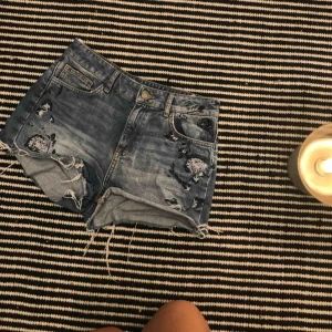  - Jeansshorts med broderingsdetaljer från Zara! Storlek 36. 