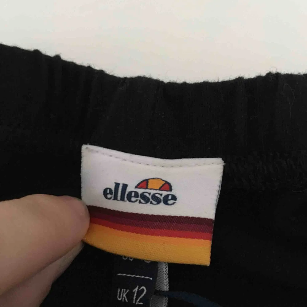 Ellesse mjukistights, knappt använda. tvättas innan jag skickar dom 😍 köpare står för frakt (54kr). Jeans & Byxor.