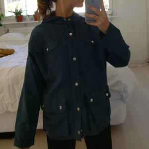  - Tunn marinblå Fjällrävenjacka  Storlek 48.... Meeen passar nog alla från L till XS! (Jag har storlek S för referens) Köparen står för frakt