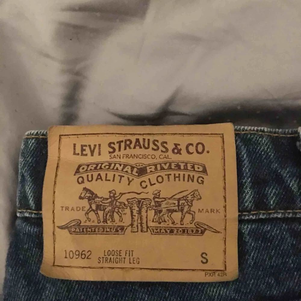 Ett par ”mom jeans” från Levis köpta på second hand. Köpta för 400kr. Säljer pga av att de är för små! Priset går att förhandla, köparen står för frakt!. Jeans & Byxor.