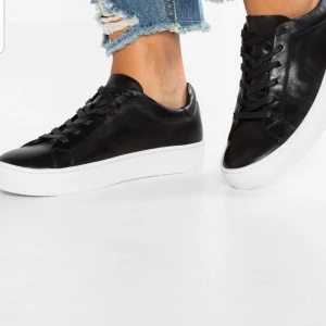  - Supersnygga svarta sneakers från Vagabond, endast använda 1 gång.Saljer pga att dom är för små för mig! Nypris 899:-