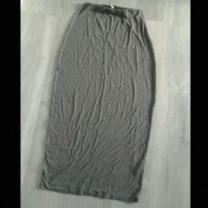  - Lång stretchig kjol från Bikbok med resår högst upp. Aldrig använd. Kan skickas om köparen står för frakt! Betalas med swish🎉