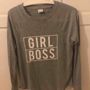 Grå girl boss tröja⬛️◻️ Säljer pga att jag aldrig änvänder◼️◽️ 40 kr +frakt😱