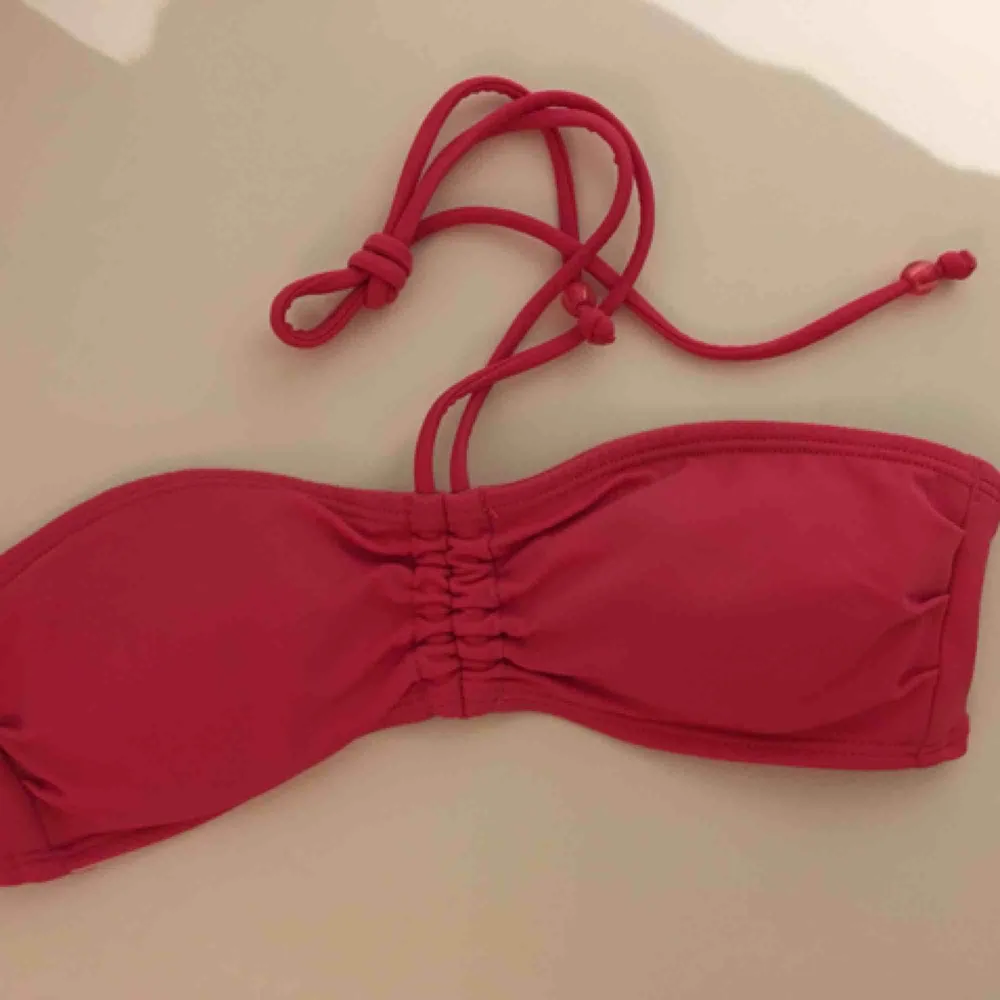 Rosa bikiniöverdel Storlek XS Bortskänkes! Hämtas i Bromma eller skickas. Köparen står då för frakt (10kr). Övrigt.
