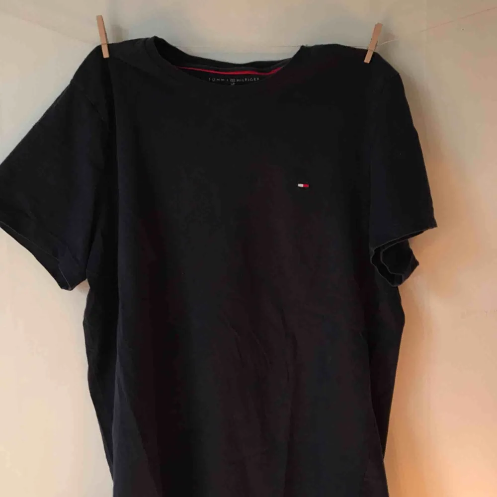 Säljer denna jättefina Tommy Hilfiger tröjan i storlek XS (mer som en S eller M)💗 Köparen står för frakten alt mötas upp i Stockholm☺️. T-shirts.
