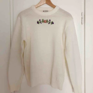  - Supersöt vintagetröja med fint broderi.