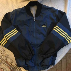  - Women’s windbreaker size small/medium. Loose fit, warm inner lining. 