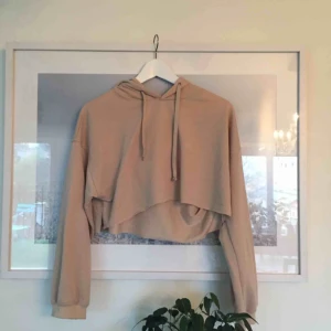  - Croppad beige hoodie med huva. 