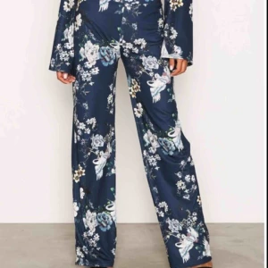  - 🦋🦜Vida blå, mönstrade byxor. Endast använda en gång. Frakt tillkommer 🦜🦋