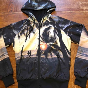  - Fet hoodie med heltäckande print som är fodrad från Nike. Medium. Trevligt använt skick. Kan hämtas i Uppsala eller skickas mot fraktkostnad. 