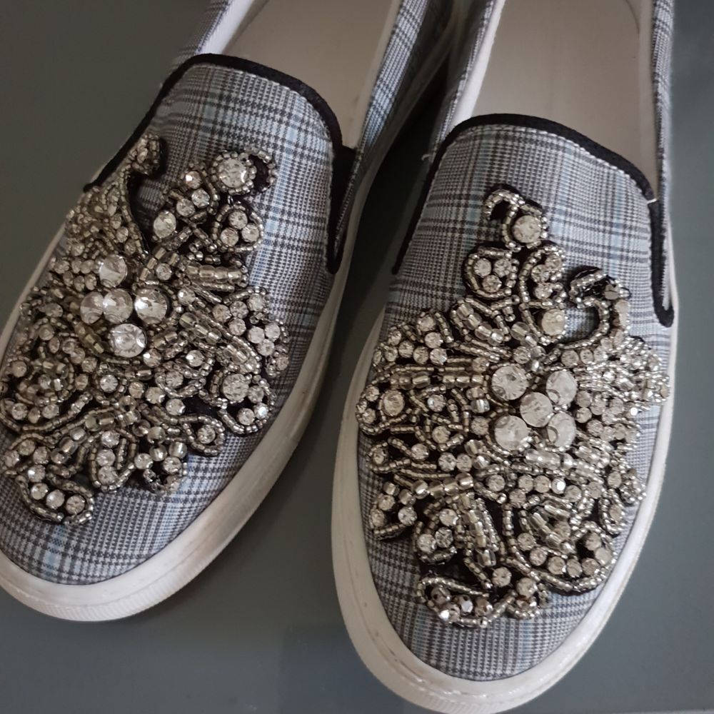 Skor från Zara, använda endast en gång! Fina med pärlor och rutigt mönster!. Skor.