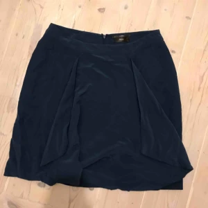  - Mörkblå Filippa K kjol i toppskick. Bjuder på frakten