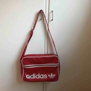 Röd Adidas väska, sparsamt använd i mycket fint skick! Nypris 499kr. 