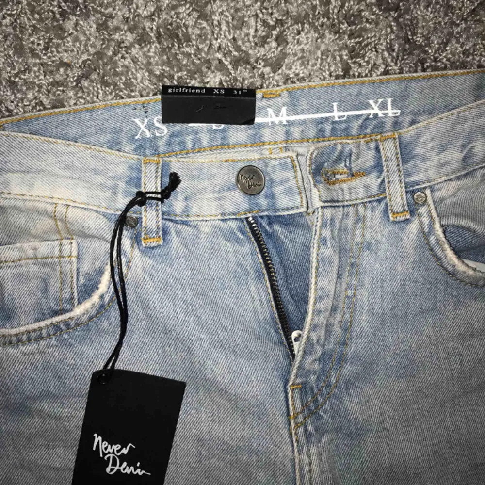 Säljer ett par jätte snygga girlfriend/mom jeans från bikbok i stl XS, tar emot swish och frakt tillkommer:). Jeans & Byxor.