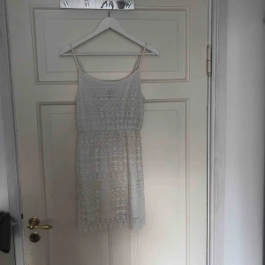  - Fin spetsklänning från H&M. Använd endast 1 gång. Säljer pga av att den är för liten. Vid frakt är det köparen som står för fraktkostnaden.