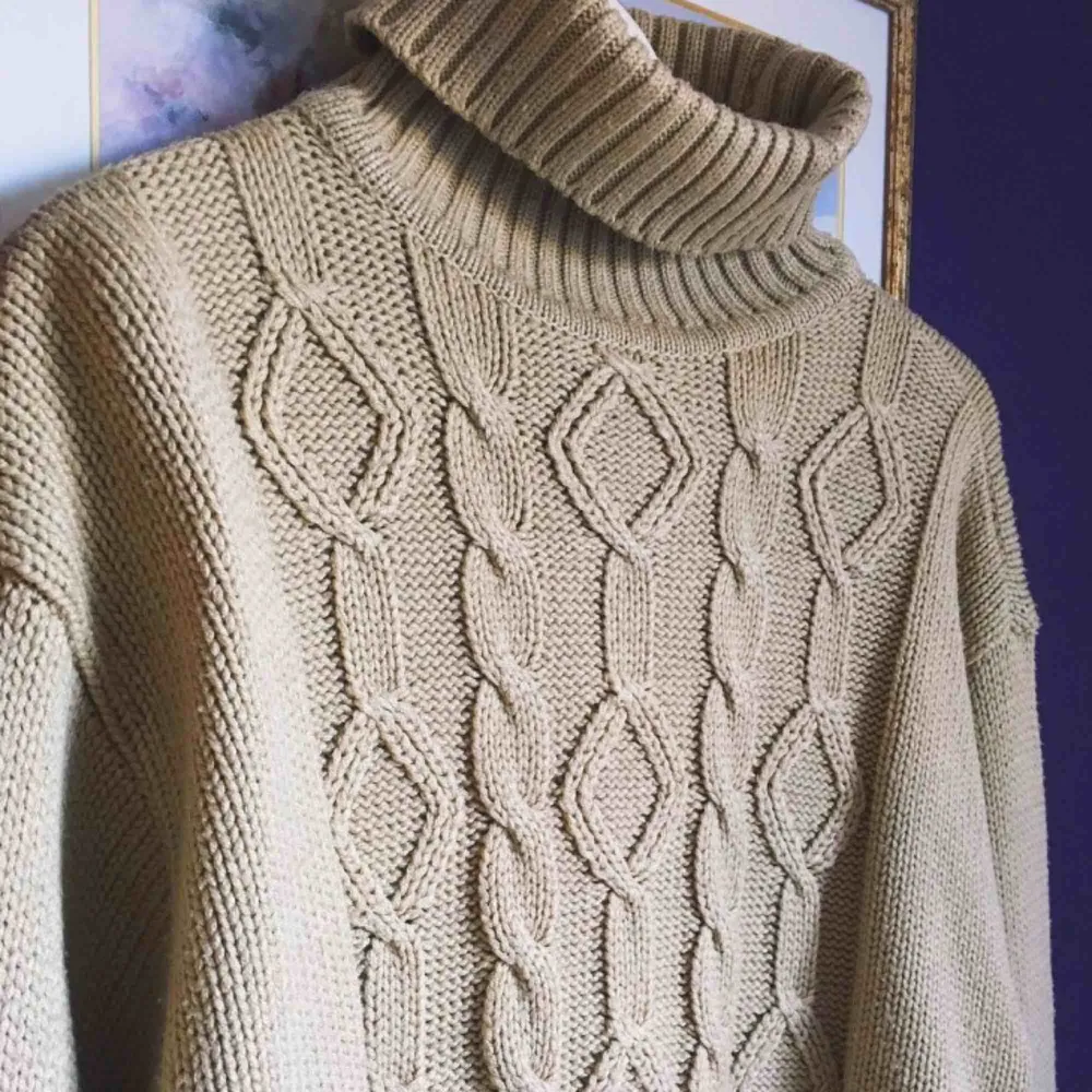 En jättemysig oversized stickad sweater med hög hals från Alphadventure. Varm och gosig, underbar för hösten/vintern! Inte stickig.  Använd typ 10 gånger. Storlek: L Nypris: 500:-. Stickat.