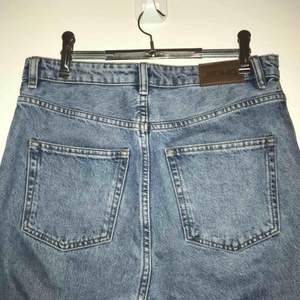 Klassiska Kimomo mom jeans från monki i storlek 30 (sista bilden är tagen från Google för att visa passformen)  En fraktkostnad tillkommer 🌹