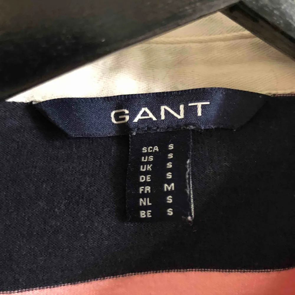 Gant tröja stl S. Kommer inte till användning, fint skick. Köparen betalar frakt, annats möts upp i Falun/Borlänge. Toppar.