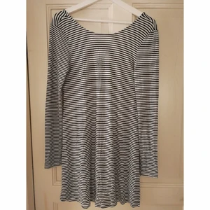 Klänning - A-formad klänning, köparen står för frakten, kan även mötas upp. 