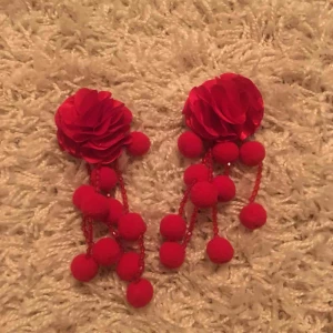  - statement örhängen med pompoms och pärlor. underbart fina och aldrig använda