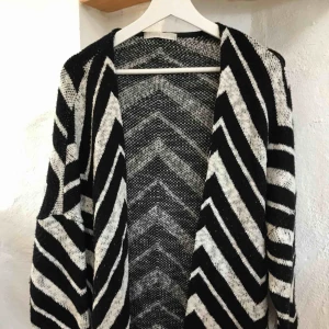  - Säljer min mjuka stickade kofta utan knappar. Den har följt mig troget sedan en resa i Tunisien 2015 men nu har jag för många liknande plagg och den blir aldrig använd. Perfekt för höstmys, också stilig till typ svart klänning. 