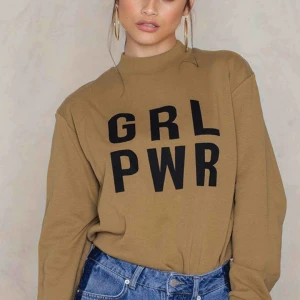  - Super snygg GRL PWR tröja från na-kd. Använd fåtal gånger. Frakt ingår ej!