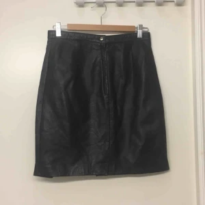  - DÖSNYGG svart läderkjol köpt på beyond retro för ett par veckor sen. Tycker om den jättemycket men den är för liten :( Möts upp i Sthlm