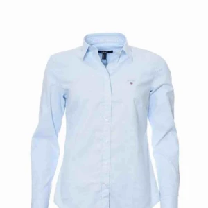  - Ljusblå gant-skjorta. Inköpt för ett par år sedan men sparsamt använd. Nypris 1000 