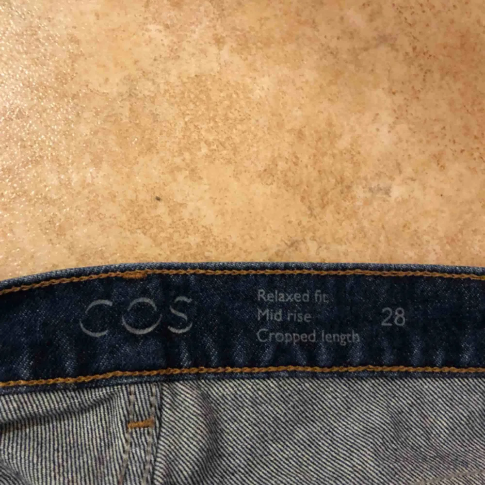 Perfekta blåjeans från COS. Använda fåtal gånger. Fint skick.  Frakt tillkommer.. Jeans & Byxor.