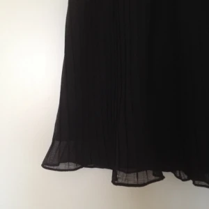 Kort svart kjol med volang från monki! Bra skick! - Kort svart kjol med volang från monki! Bra skick!