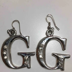  - Ballaste örhängena! Köparen betalar frakten på 9 spänn!