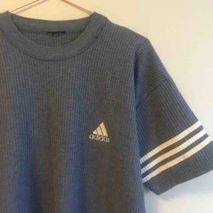  - ljust gråblå tisha från adidas. fint skick!
