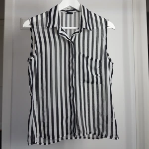  - Fin randig blus knappt använd!