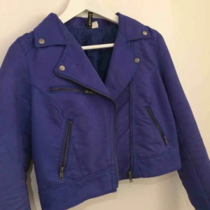  - Blå jacka. Frakt tillkommer