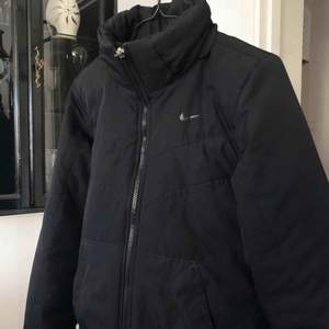 |Nu är det 25% rabatt på 450kr! Köp sker via paypal eller safepay i appen. Gratis frakt| Klä dig snyggt i vinter med Nike the athletic dept jacket! 100% polyester som håller värme. Endast använd ett fåtal gånger!☺️