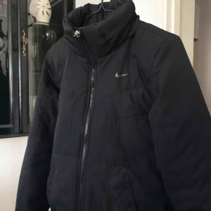  - |Nu är det 25% rabatt på 450kr! Köp sker via paypal eller safepay i appen. Gratis frakt| Klä dig snyggt i vinter med Nike the athletic dept jacket! 100% polyester som håller värme. Endast använd ett fåtal gånger!☺️