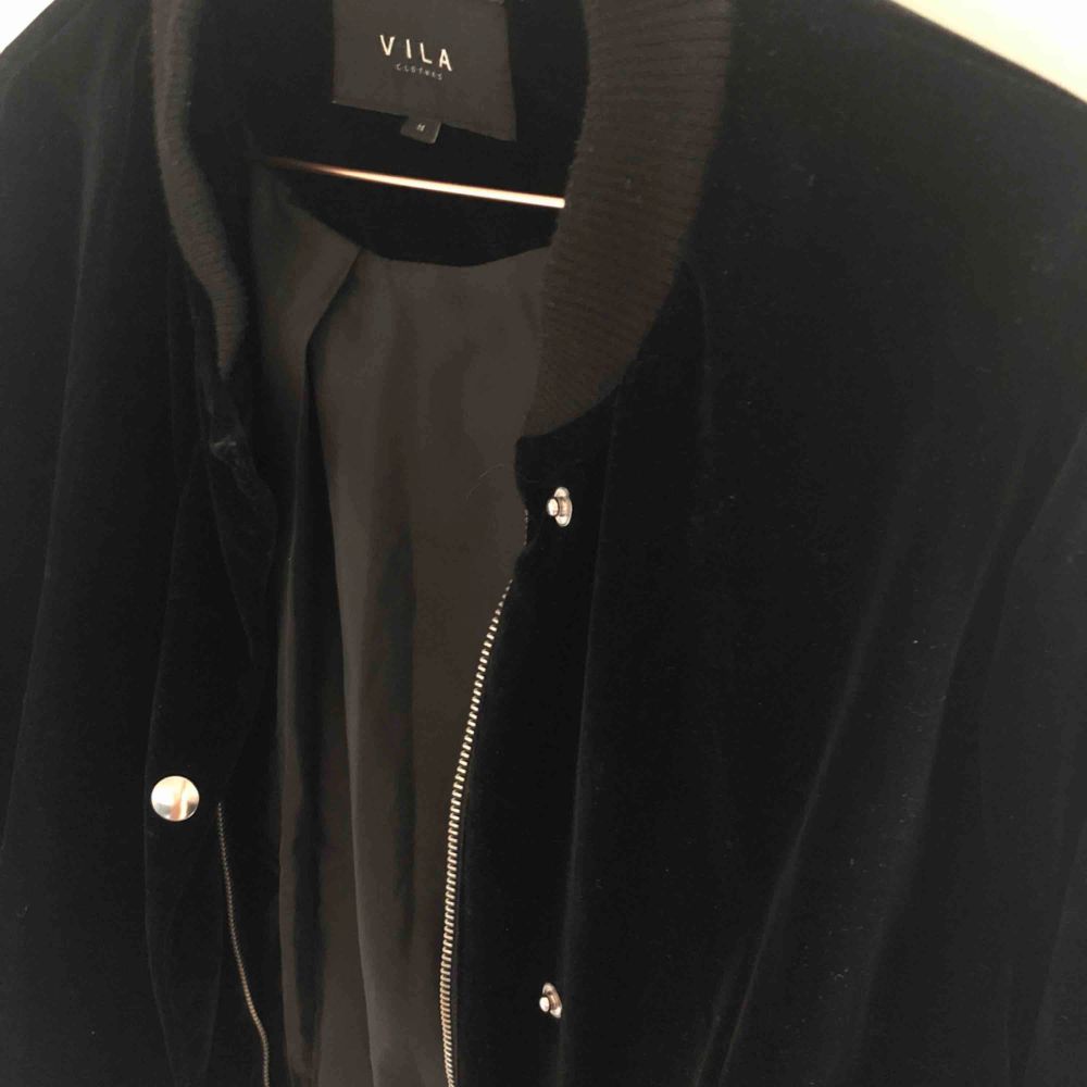 Säljer en superfin jacka i svart sammet med silvriga detaljer. Använd ett fåtal gånger och säljer endast för att den inte kommer till användning längre tyvärr. . Jackor.